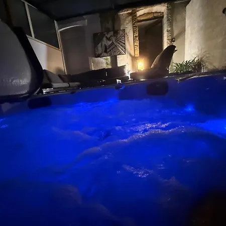 Дом отдыха Maison Avec Jacuzzi Exterieur *
